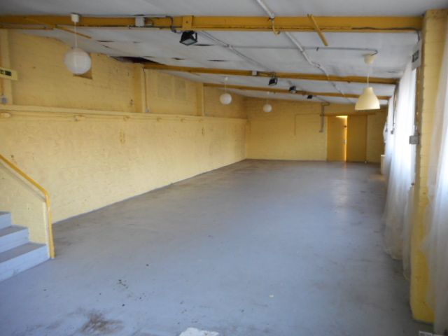 SALLE - ATELIER - +/- 100M2 = 325€